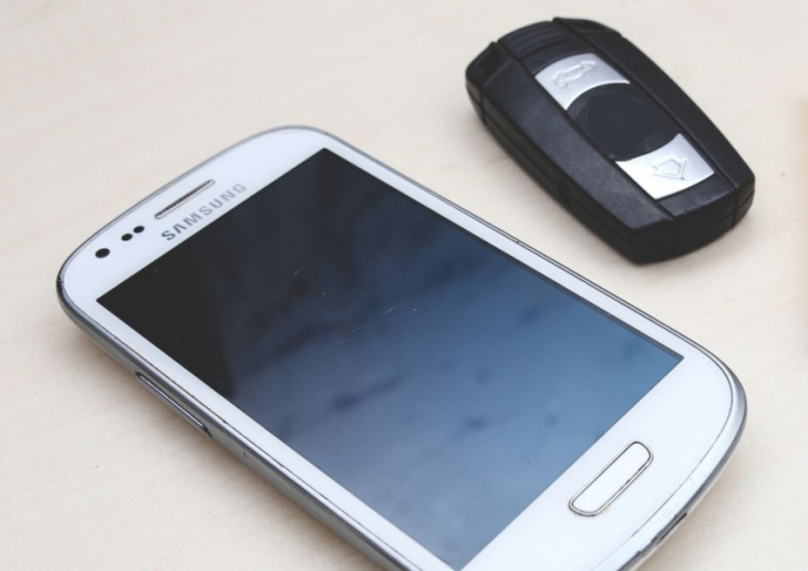android, google creates wallet app for car keys, credit cards and tickets