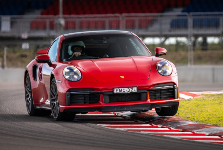 new porsche 911 turbo resets lap record at the bend (video)