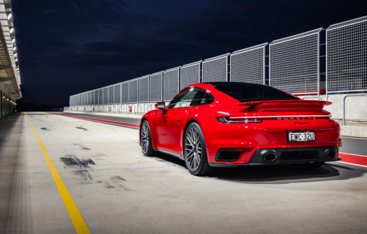 new porsche 911 turbo resets lap record at the bend (video)