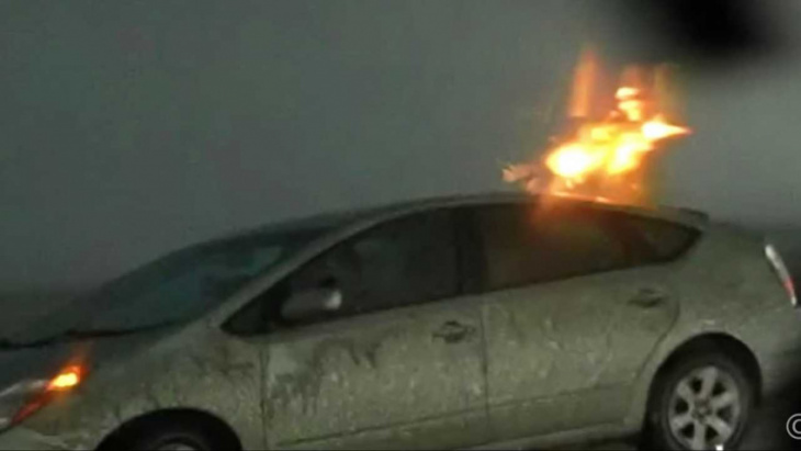 video captures moment a toyota prius is struck by lightning