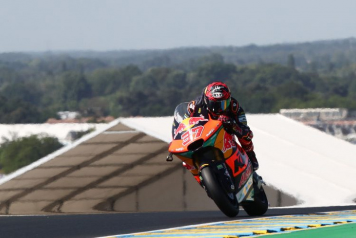 fernandez eases to le mans moto2 success after acosta crashes from lead
