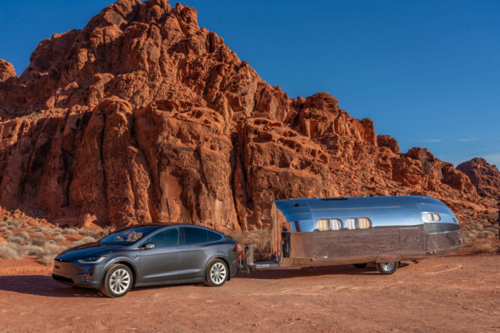 tesla model x sees 71 percent of range while towing a luxury travel trailer