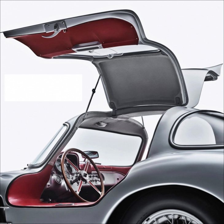1955 mercedes-benz sportscar auctioned for 135 million euros (rm626,822,715)