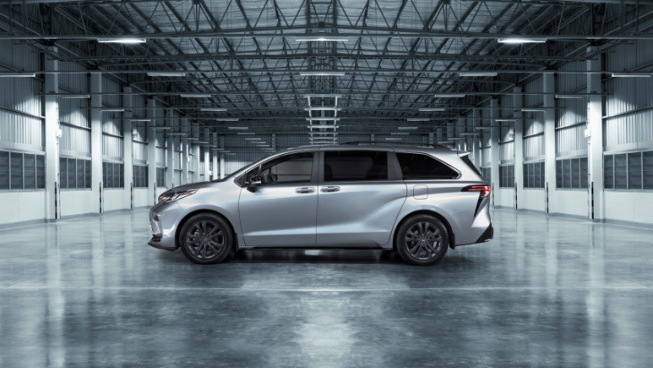 toyota celebrates sienna 25th anniversary with special edition