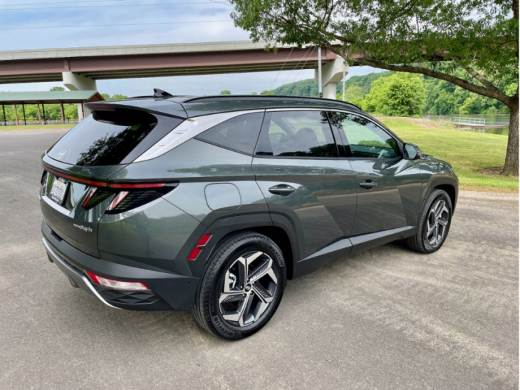 review: 2022 hyundai tucson plug-in hybrid feels at home with its range