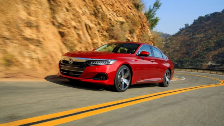 4 reasons to buy a 2022 toyota camry, not a honda accord