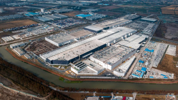 tesla giga shanghai’s second-shift workers to be housed in campsites & vacant factories