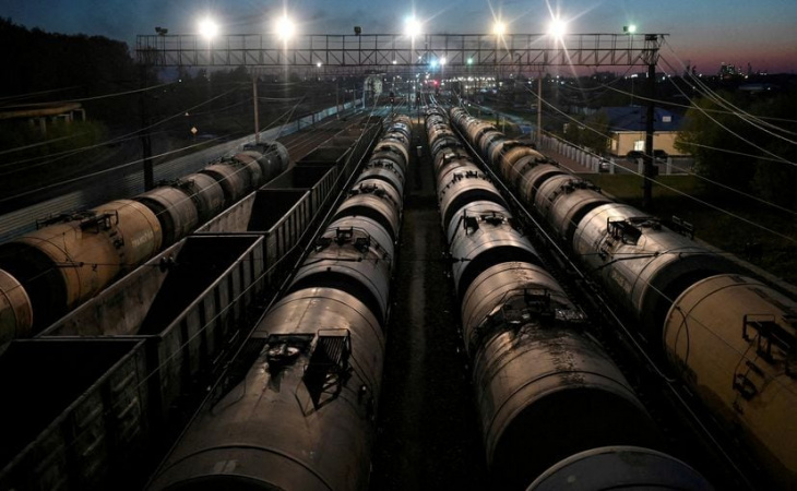 oil settles mixed amid beijing lockdown fears, tight supplies