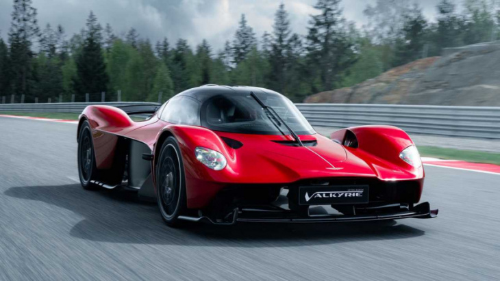 watch this supernova red aston martin valkyrie tear up a race track