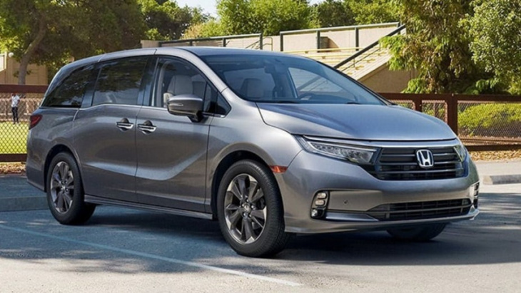 is the honda odyssey bigger than the toyota sienna?