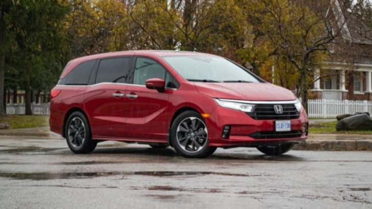 is the honda odyssey bigger than the toyota sienna?