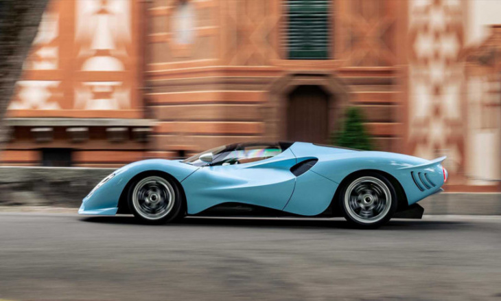 baby blue de tomaso p72 fits in with sculpted statues at lake como