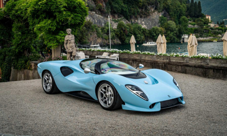 baby blue de tomaso p72 fits in with sculpted statues at lake como