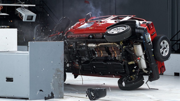 2022 jeep wrangler tipped over in crash test, says us insurance safety group