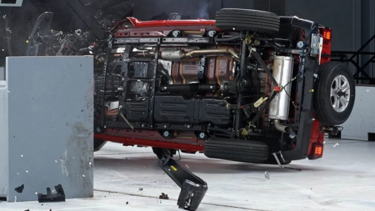 whoops, the 2022 jeep wrangler flipped during crash tests again