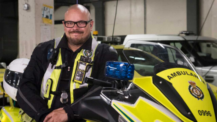moto response paramedic wins queen’s ambulance service medal
