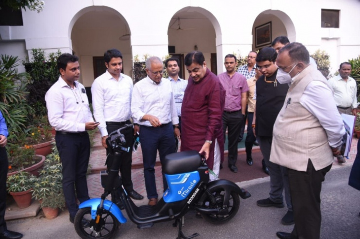 union minister nitin gadkari tries out a yulu miracle electric 2 wheeler meant for swiggy, zomato