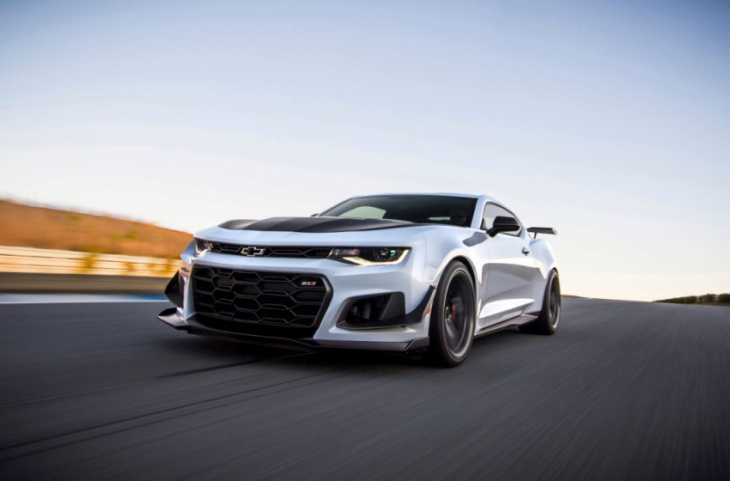 4 reasons to buy a 2022 chevrolet camaro, not a ford mustang