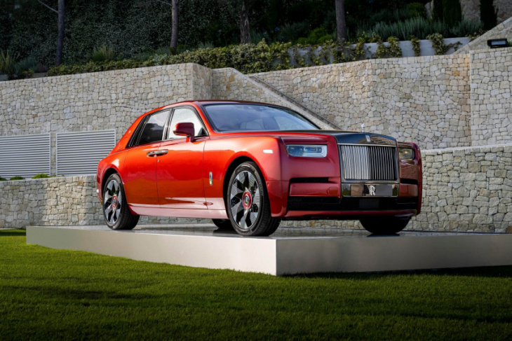 2023 rolls-royce phantom brings its disc wheels to the french riviera