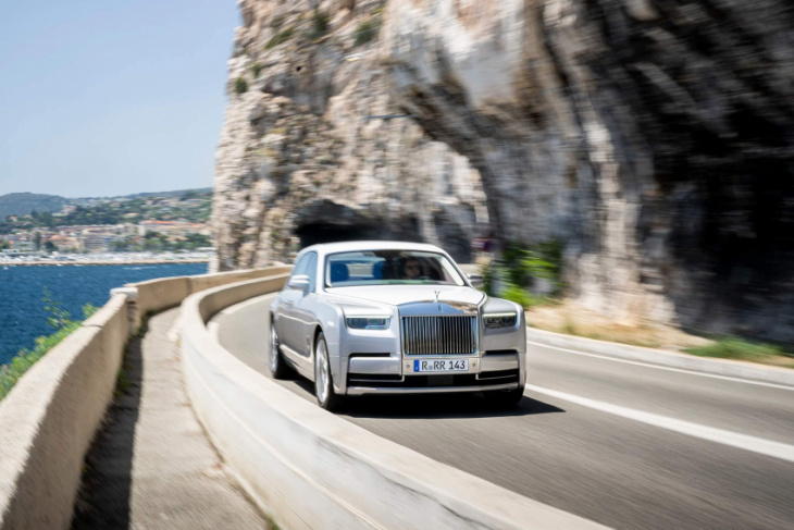 2023 rolls-royce phantom brings its disc wheels to the french riviera