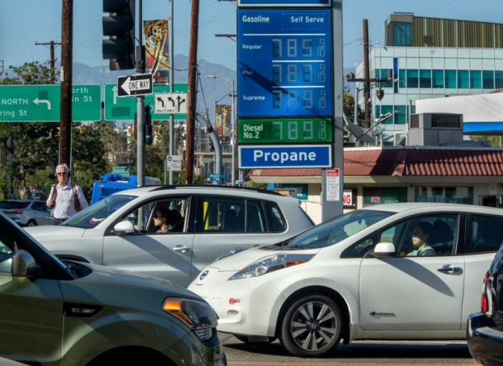 us gas price average nears $5.00 a gallon