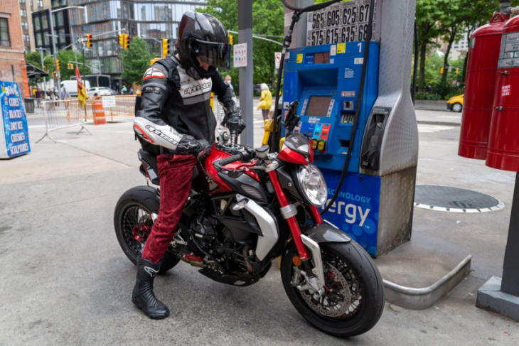 us gas price average nears $5.00 a gallon