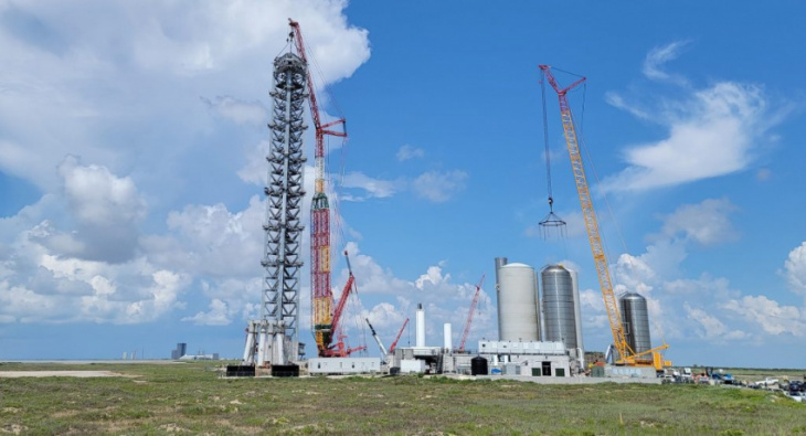 spacex preparing giant crane to assemble starship’s first florida launch tower