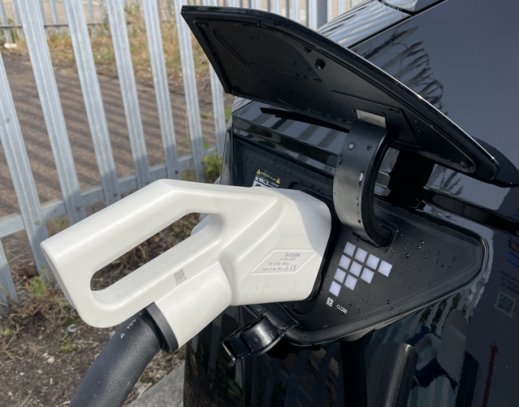 workplace electric vehicle chargers outnumber public chargers