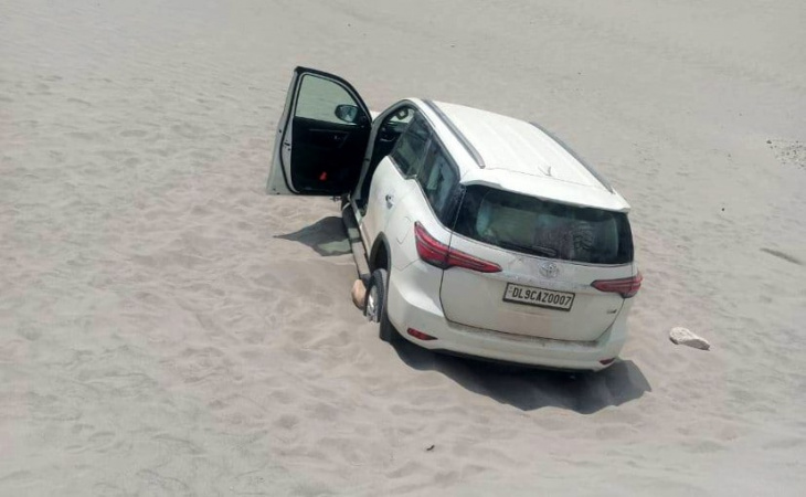 couple driving toyota fortuner on ladakh's sand dune in nubra valley fined ₹ 50,000