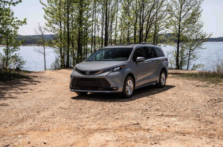 3 reasons to buy a 2022 toyota sienna, not a kia carnival