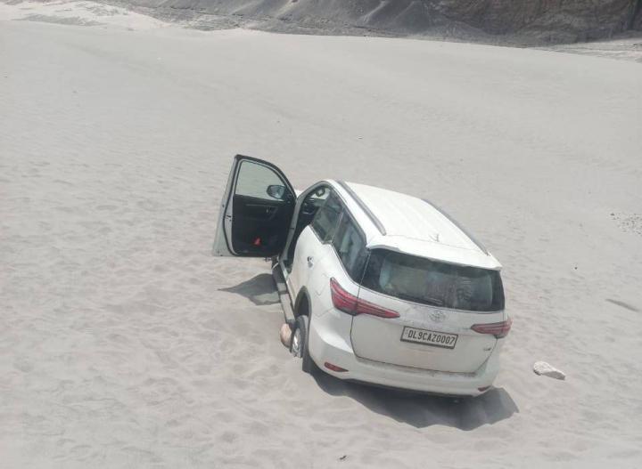 ladakh: toyota fortuner driving on sand dunes fined rs. 50k