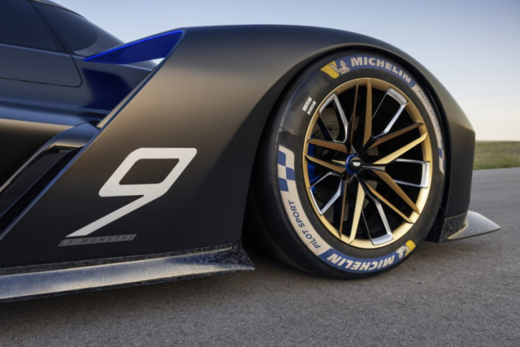 cadillac reveals new race car