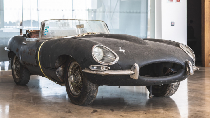 stare at this one-off, fully restored jaguar e-type roadster that drove to buckingham palace