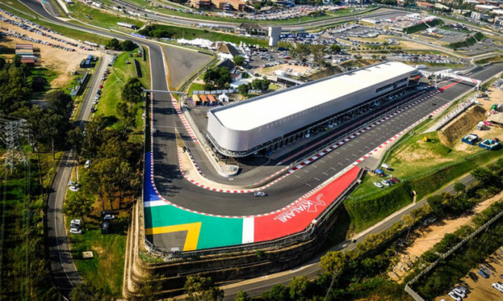 tentative lights out and away we go for kyalami grand prix
