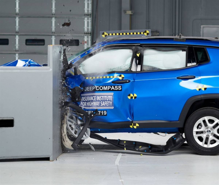 2022 jeep compass scores iihs top safety pick award