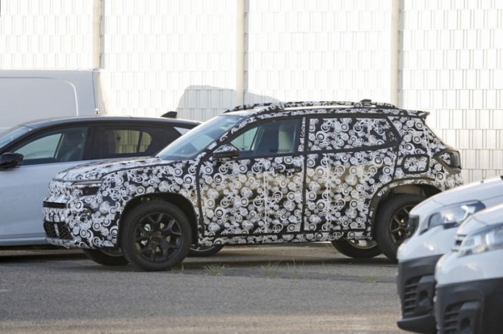 jeep’s new compact hybrid suv spied