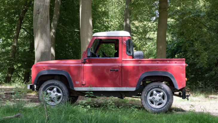 this £28,800 kit turns your old land rover defender into an ev