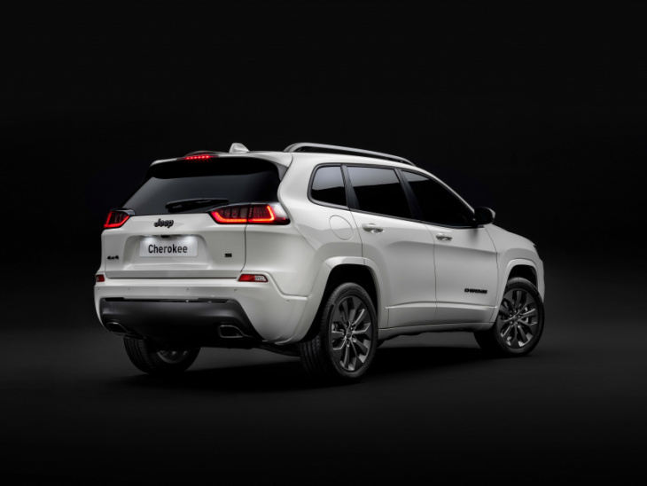 2025 jeep cherokee set to grow with electrification and more luxury