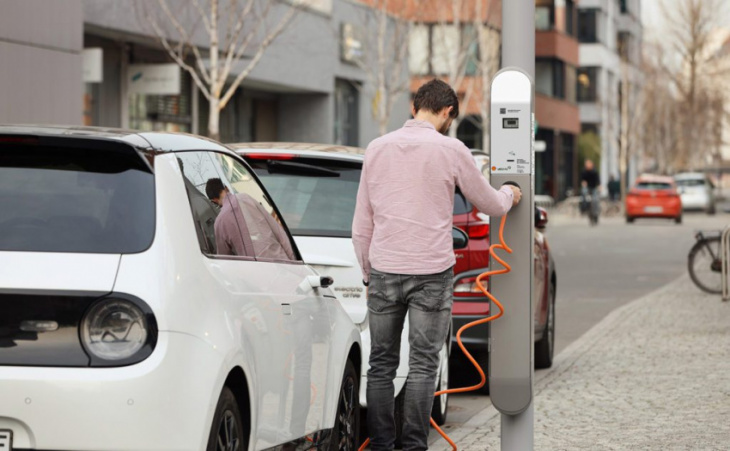 shell’s ubitricity launches ev lamp post charging service for the german market