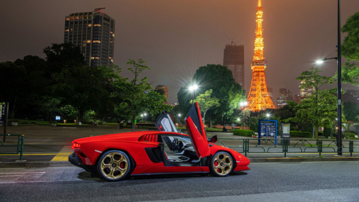 feast your eyes on the lamborghini countach lpi 800-4 in japan