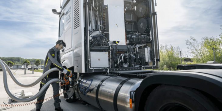 daimler truck testing fuel cell truck powered by liquid hydrogen