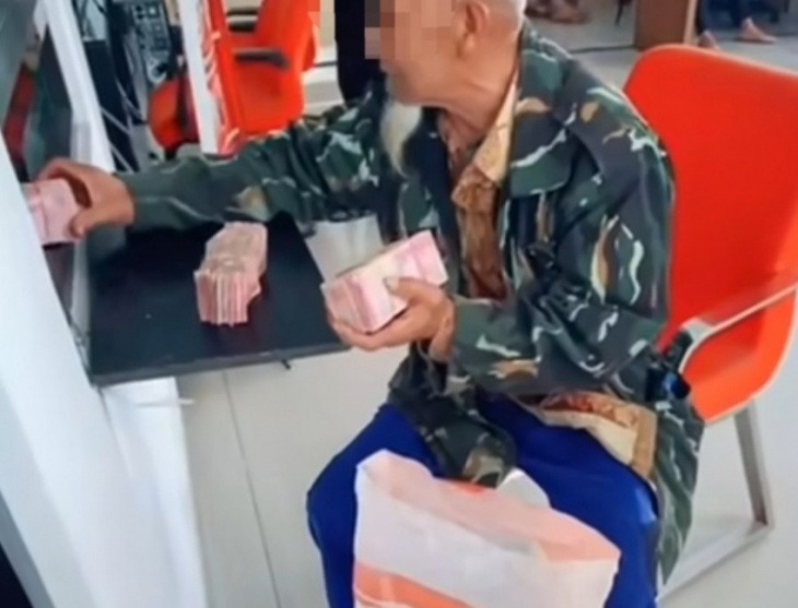 indonesian grandpa buys mitsubishi pajero sport with a sackful of cash
