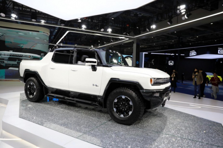 gm wants to sell the hummer ev in europe, but a cdl will be needed to drive it