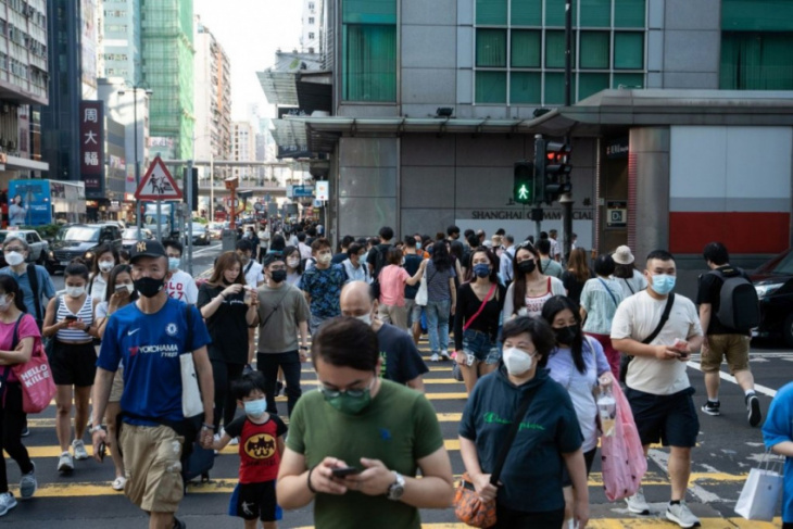 new traffic device leaves smartphone-obsessed hk pedestrians red in the face