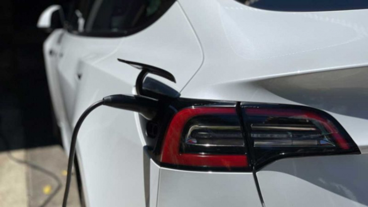 tesla removes charging cable from new car inclusions, but offers “discount”