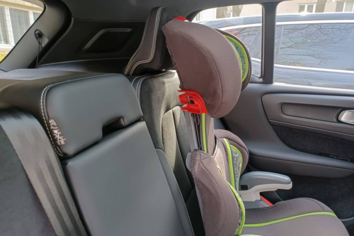 how do car seats fit in a 2022 volvo xc40 recharge?