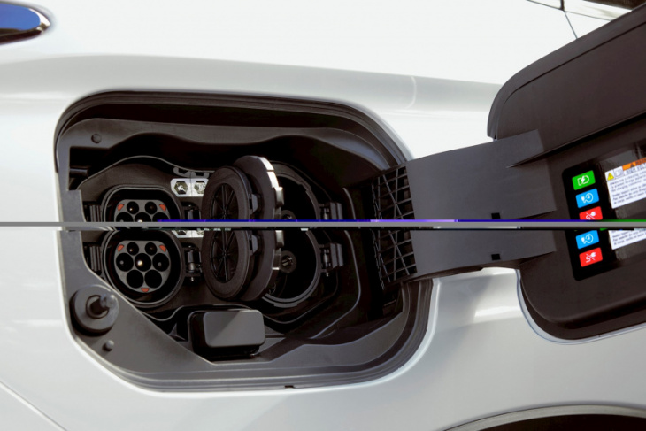 mitsubishi trials nz’s first-ever phev-to-home power transfer