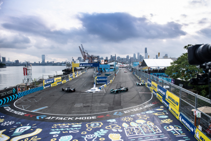 nick cassidy crashes into the wall, still wins formula e new york city e-prix race 1