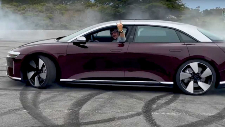 2022 lucid air grand touring doing donuts looks loads of fun