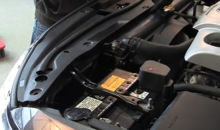 how to, how to replace the car battery on a toyota land cruiser 200